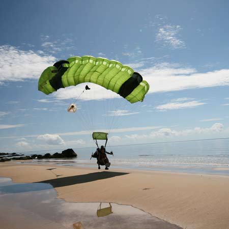 Cairns Tandem Skydive Up To 14,000Ft - Free Bus Transfers - We Wander